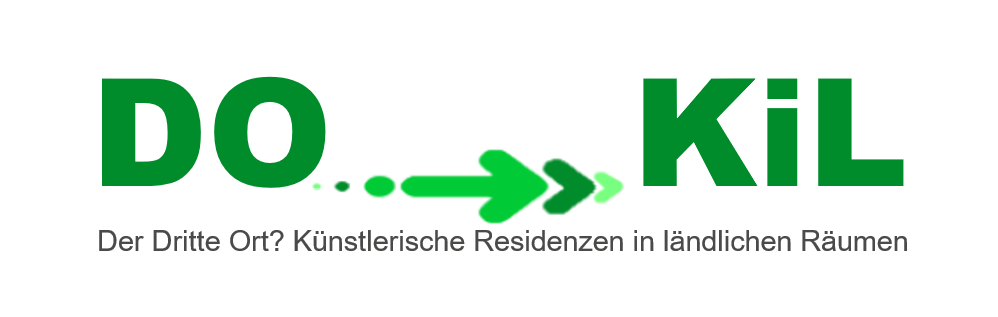 Das Logo von Do_KiL ist grün. Ein mehrteiliger Pfeil verbindet die Teile "Do" und "KiL", Grafik: Do_KiL